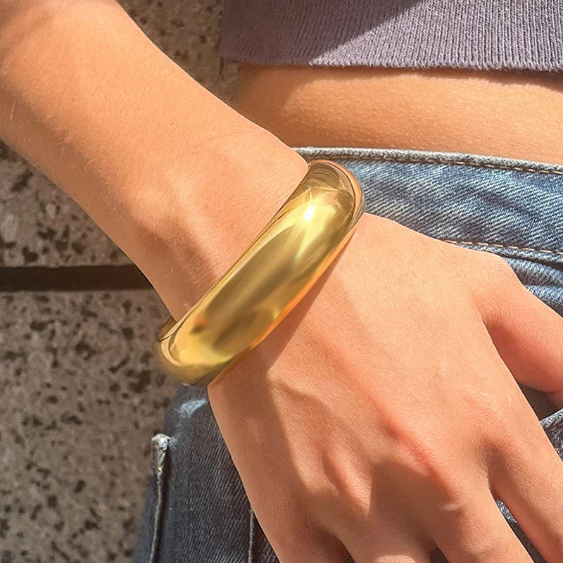 Maelis Smooth Gold Bangle